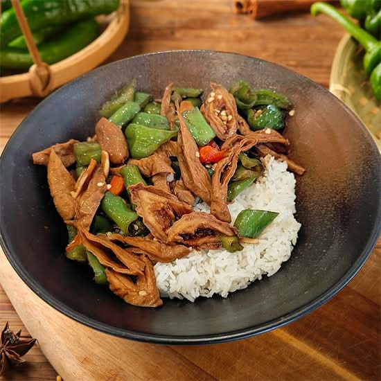青椒炒肥肠盖码饭 Stir-fired Pork Intestine with Green Pepper GAIMA Rice Bowl